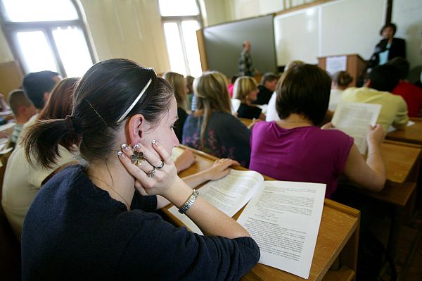 Studenti se mají vráti k papírovým poznámkám (ilustrační foto).